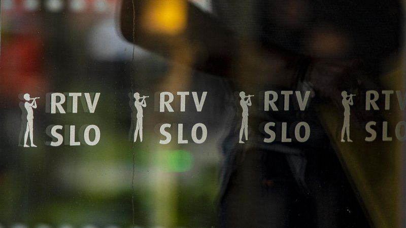 Fotografija: Podpisniki odprtega pisma pozivajo vodstvo TV Slovenija, naj ne ukine oddaje Globus, ki je sestavni del politične kulture. Foto Voranc Vogel/Delo

