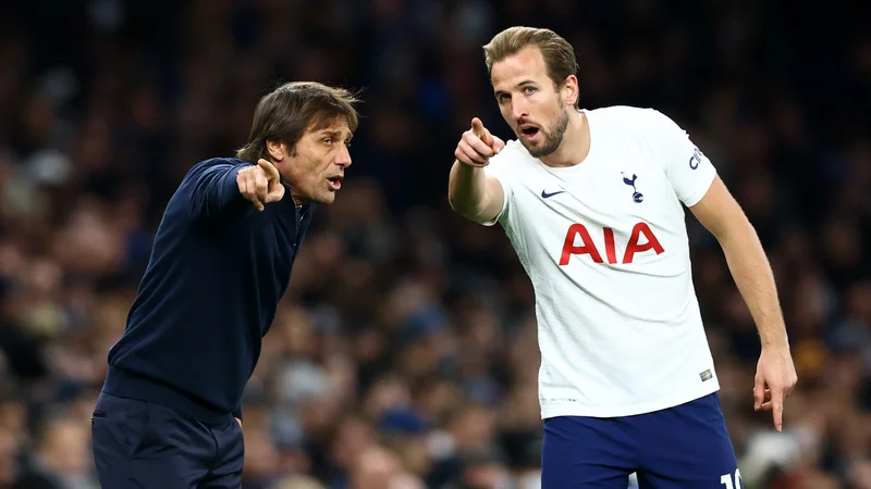 Fotografija: Trener Tottenhama Antonio Conte in njegov prvi as Harry Kane. FOTO: David Klein/Reuters