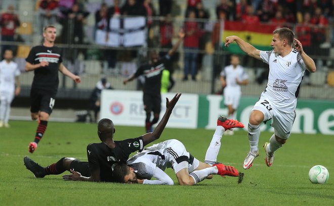 Nogometaši Mure med zadnjo tekmo s francoskim Rennesom. FOTO: Jože Suhadolnik

