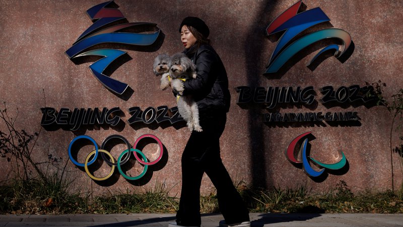 Fotografija: Radikalni ukrepi za preprečitev širjenja okužbe so povezani tudi z zimskimi olimpijskimi igrami, ki se bodo čez dva meseca in pol začele v Pekingu. FOTO: Thomas Peter/Reuters
