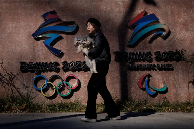 Radikalni ukrepi za preprečitev širjenja okužbe so povezani tudi z zimskimi olimpijskimi igrami, ki se bodo čez dva meseca in pol začele v Pekingu. FOTO: Thomas Peter/Reuters
