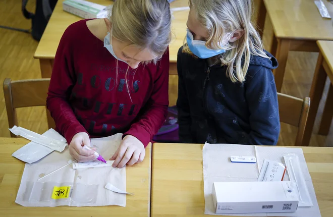 Z odloki brez zakonske podlage in drugimi predpisi država ne more omejevati pravic državljanov, še najmanj pa otrok, so zapisali v Civilni iniciativi staršev za zaščito otrok (fotografija je simbolična). FOTO: Matej Družnik/Delo