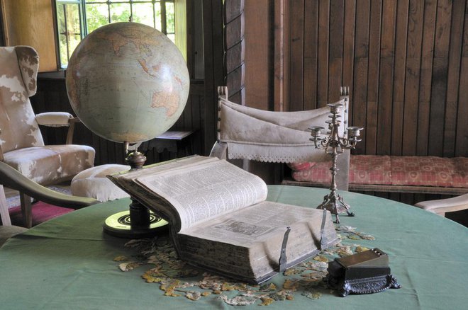 Grajska knjižnica šteje okrog 1000 književnih enot, v njej je tudi izvirni primerek ponatisa Luthrove Biblije iz leta 1735. FOTO: NMS
