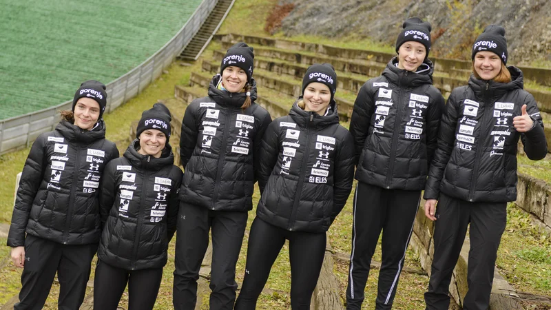 Fotografija: Novinka v svetovnem pokalu Nika Prevc (na fotografiji druga z desne) je radovedna, kam jo bodo ponesli skoki v Nižnem Tagilu, kjer bodo pod slovensko zastavo skakale še Jerneja Brecl, Špela Rogelj, Urša Bogataj in Nika Križnar (z leve) in Ema Klinec (desno). FOTO: Matevž Peršin/SZS
