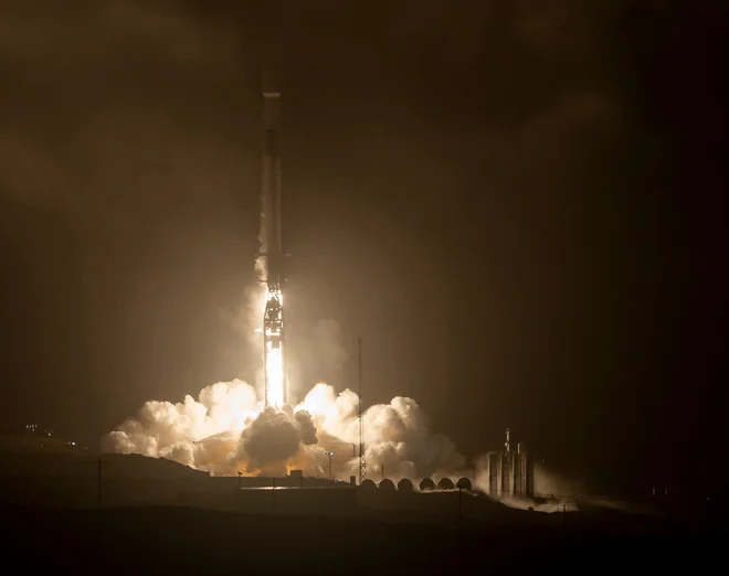 Odpravo Dart so izstrelili s Spacexovo raketo. FOTO:&nbsp;Bill Ingalls/Nasa/AFP
