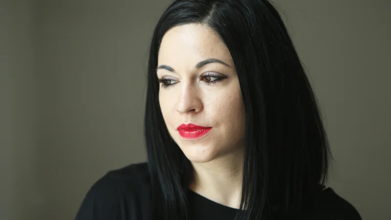 Fotografija: Jasmina Cibic, vizualna umetnica. FOTO: Jure Eržen/Delo