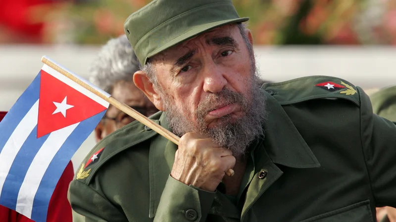 Fotografija: Fidelov grob v Santiagu, daleč od havanskih palač in središč nezadovoljnih mladincev, ni pribežališče vernikov, kakor je bil Chejev. FOTO: Claudia Daut/Reuters