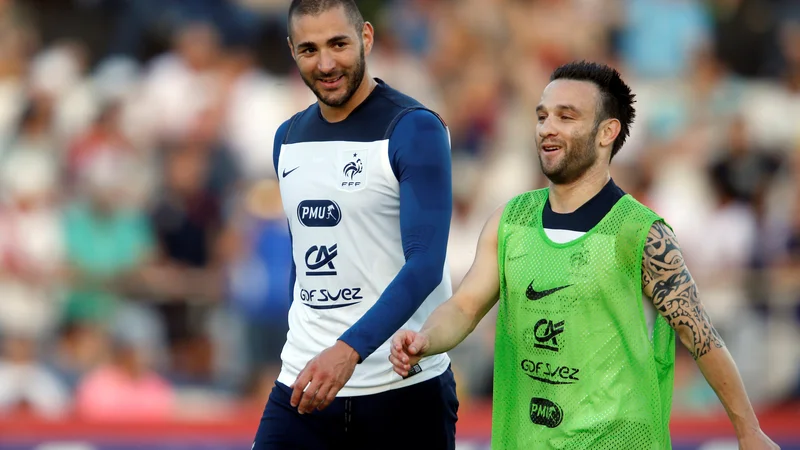 Fotografija: Karim Benzema (levo) in Mathieu Valbuena sta bila prijatelja in reprezentančna osigralca, za izsijevanje pa jo je Realov zvezdnik odnesel s pogojno zaporno kaznijo ter denarno. FOTO: Charles Platiau/Reuters