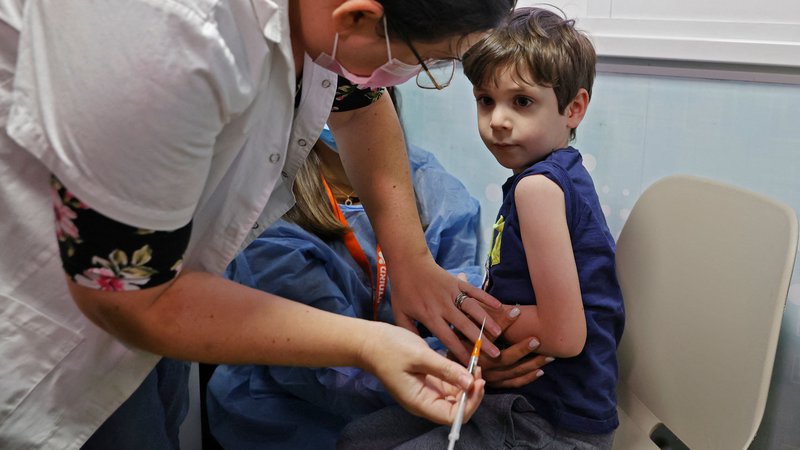 Fotografija: Izkušnje s cepljenjem otrok s cepivom podjetja Pfizer-Biontech imajo predvsem v ZDA, Izraelu in na Dunaju. Foto Jack Guez/AFP
