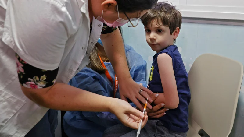 Fotografija: Izkušnje s cepljenjem otrok s cepivom podjetja Pfizer-Biontech imajo predvsem v ZDA, Izraelu in na Dunaju. Foto Jack Guez/AFP