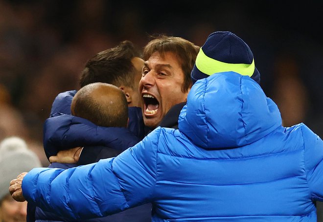 Trener Tottenhama Antonio Conte tekme vodi zelo čustveno, zato se je v nedeljo tudi veselil prve prvenstvene zmage. FOTO: David Klein/Reuters
