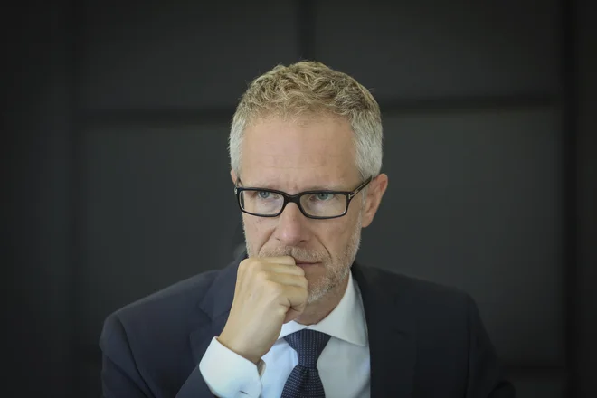 Za prihodnja&nbsp;inflacijska gibanja bo&nbsp;ključno, kaj se bo zgodilo na dveh področjih: prvo so pričakovanja podjetij in finančnih trgov, drugo, s tem sicer povezano, pa je trg dela oziroma prenos višjih cen v plačne zahteve, je bančnikom povedal guverner Banke Slovenije Boštjan Vasle. FOTO: Jože Suhadolnik/Delo

