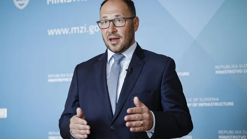 Fotografija: »Ob zaprtju Teša mora Slovenija najti nadomestni vir za okoli tretjino električne energije,« med slovenskimi podnebnimi izzivi poudarja infrastrukturni minister Jernej Vrtovec. FOTO: Jože Suhadolnik/Delo
