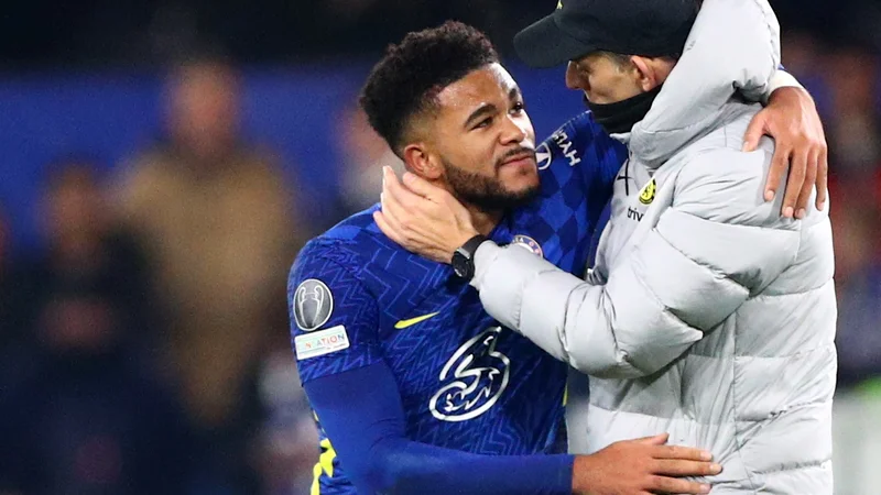 Fotografija: Reece James (levo) in trener Thomas Tuchel. James je ob Mohamedu Salahu (16 golov in 7 asistenc za L'pool) edini nogometaš premier league z več kot 5 goli in asistencami v vseh tekmovanjih te sezone. FOTO: Hannah Mckay/Reuters