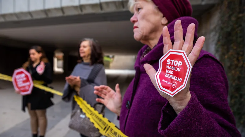 Fotografija: Ženski forum SD je včeraj skupaj z nevladnimi organizacijami opozoril na ničelno toleranco do nasilja nad ženskami in nasilja na podlagi spola. Foto Črt Piksi