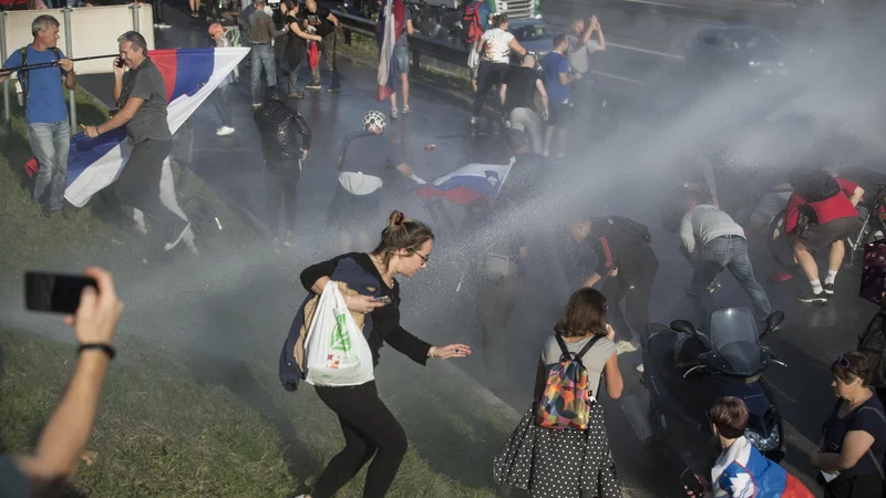 Fotografija: Epidemija koronavirusa še ne pojenja, skupaj s številkami pozitivnih raste tudi razdvojenost med prebivalstvom. FOTO: Jure Eržen/Delo