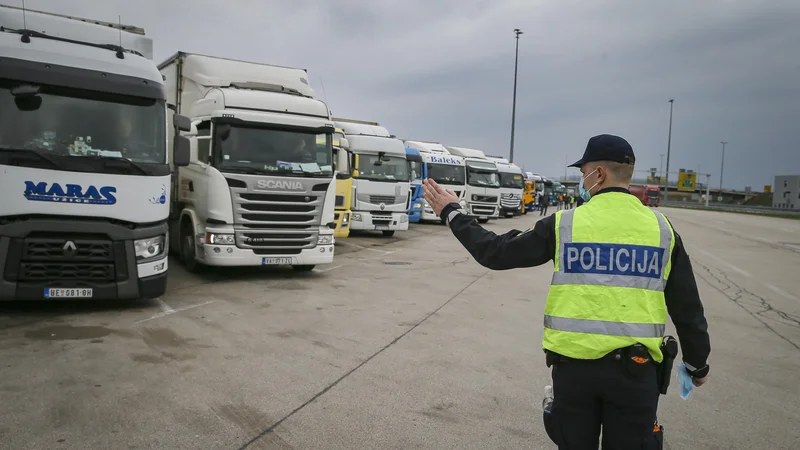 Fotografija: Upravljavca ceste bi o kršitvi obvestila policija ali občinsko redarstvo ter mu posredovala tudi vse informacije in dokaze za izračun odškodnine. FOTO: Jože Suhadolnik/Delo
