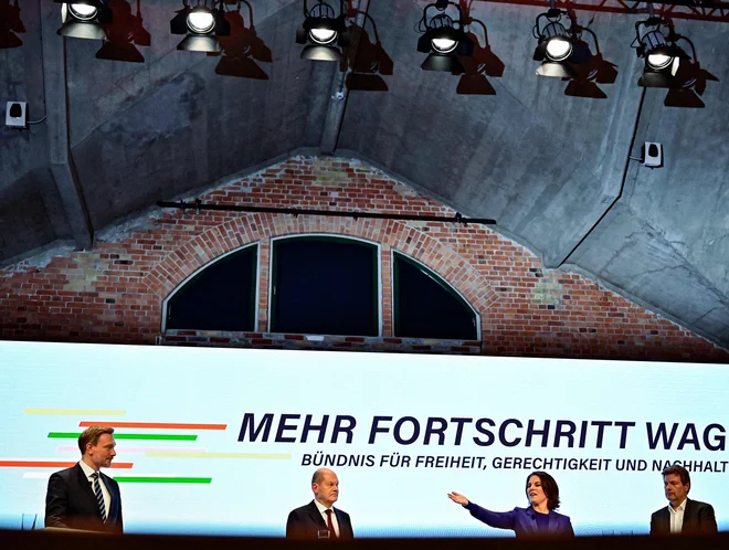 Od leve proti desni predsednik FDP Christian Lindner, bodoči nemški kancler iz SPD Olaf Scholz, Annalena Baerbock in Robert Habeck, sopredsedujoča Zelenim. FOTO: Tobias Schwarz/AFP
