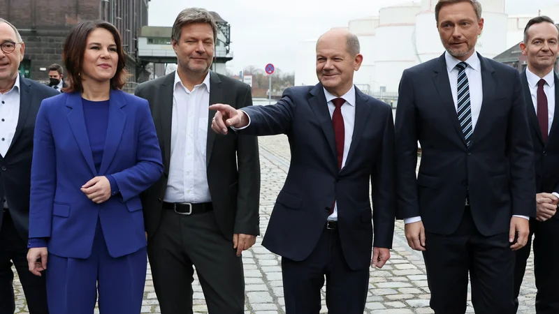Fotografija: SPD, Zeleni in FDP so danes predstavili koalicijsko pogodbo. FOTO: Fabrizio Bensch/REUTERS