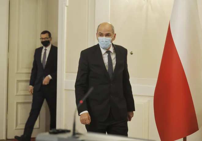 Janez Janša se je poljskemu premieru&nbsp;Morawieckemu zahvalil za pomoč šestih policistov, ki jo Poljska nudi Sloveniji pri varovanju slovenskega dela schenske meje.

FOTO: ože Suhadolnik/Delo
