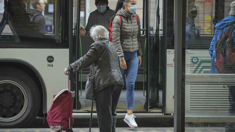 Fotografija: Zdi se, da še nikoli nismo bili tako razdeljeni, kot smo v tem trenutku. FOTO: Jože Suhadolnik/Delo
