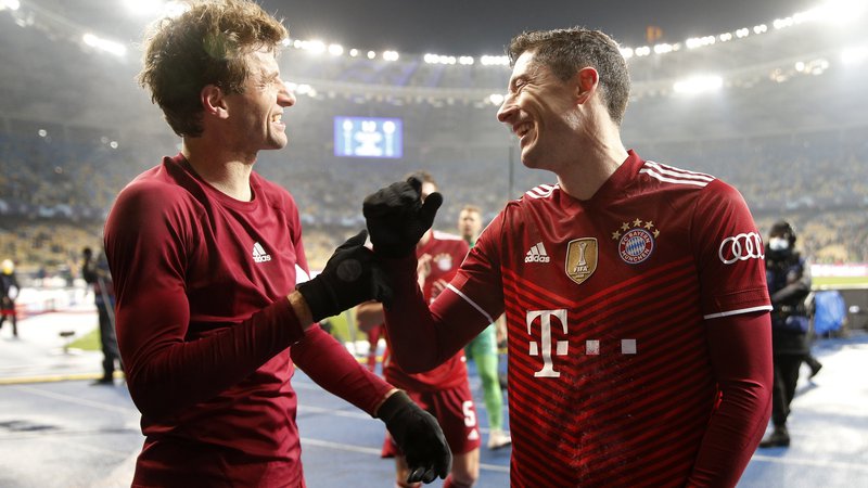 Fotografija: Thomas Müller in Robert Lewandowski sodita med najvplivnejše može v Bayernovi slačilnici. FOTO: Valentyn Ogirenko/Reuters
