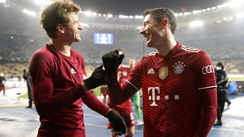 Fotografija: Thomas Müller in Robert Lewandowski sodita med najvplivnejše može v Bayernovi slačilnici. FOTO: Valentyn Ogirenko/Reuters