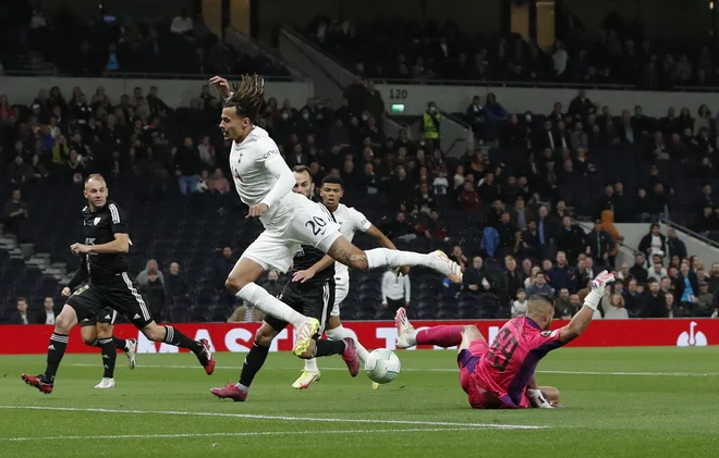 V Londonu so bile za slovenske nogometne prvake usodne uvodne minute in petnajst minut sredi drugega polčasa, ko je zablestela trojka Heung-min Son, Harry Kane, Lucas Moura. FOTO: Paul Childs/Reuters
