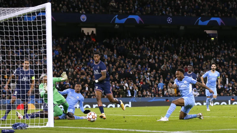 Fotografija: Takole je Raheem Sterling začel preobrat Manchester Cityja v derbiju s PSG. FOTO: Craig Brough/Reuters
