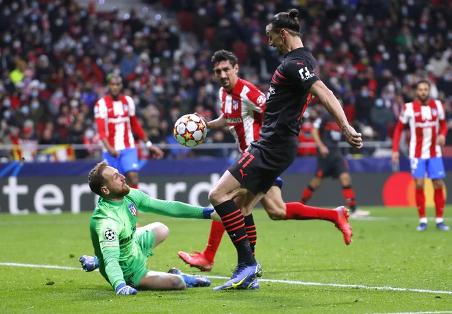 Jan Oblak in Zlatan Ibrahimović. FOTO: Juan Medina/Reuters
