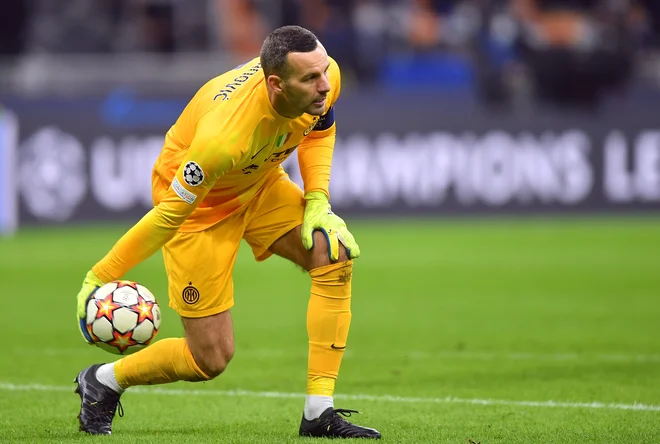 Samir Handanović med tekmo s Šahtarjem. FOTO: Daniele Mascolo/Reuters
