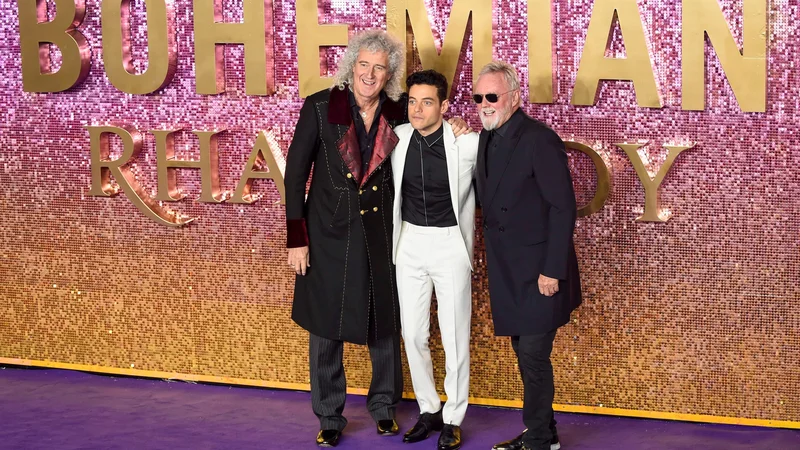 Fotografija: Člana skupine Queen Brian May in Roger Taylor (desno) z igralcem Ramijem Malekom na svetovni premieri filma Bohemian Rhapsody leta 2018 v Londonu. FOTO: Stephen Chung/Alamy Live News/profimedia