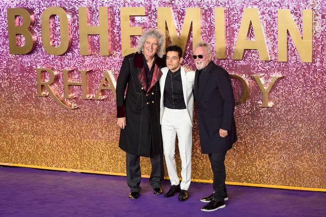 Člana skupine Queen Brian May in Roger Taylor (desno) z igralcem Ramijem Malekom na svetovni premieri filma Bohemian Rhapsody leta 2018 v Londonu. FOTO: Stephen Chung/Alamy Live News/profimedia
