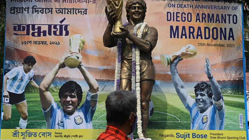 Fotografija: Diegu Maradona so se ob prvi obletnici smrti poklonili celo v indijski Kolkati. FOTO: Dibyangshu Sarkar/AFP