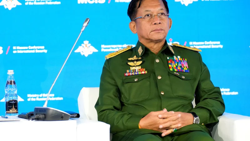 Fotografija: Hunta in njen glavni poveljnik Min Aung Hlaing toneta v čedalje večjo izolacijo. FOTO: Alexander Zemlianichenko/Reuters