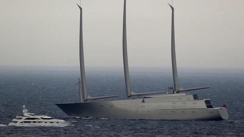 Fotografija: TOPSHOT - The super sailboat A the largest sailing yacht in the world of Russian billionaire Andrei Melnichenko sails in front of Monaco during the GP formula one, on May 27, 2018./AFP PHOTO/VALERY HACHE Foto Valery Hache Afp
