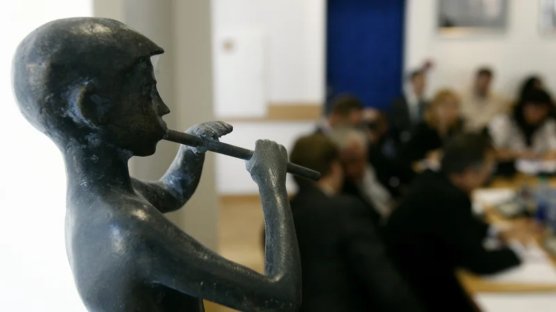 Fotografija: Nov programski načrt želi ukiniti oziroma prestaviti oddaje Politično s Tanjo Gobec, Utrip, Zrcalo tedna in Globus, ki je edina zunanjepolitična televizijska oddaja pri nas. FOTO: Blaž Samec/Delo