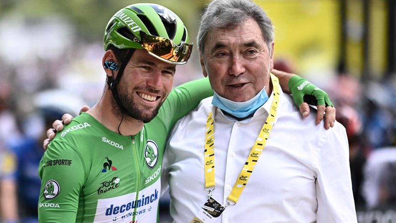Fotografija: Mark Cavendish z Eddyjem Merckxom pred štartom 19. etape letošnje dirke po Franciji v Mourenxu. FOTO: Anne-Christine Poujoulat/AFP
