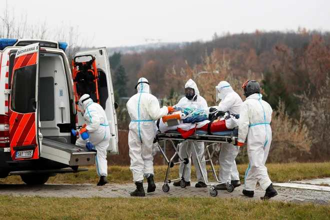 Prevoz bolnikov z Brna v Prago. FOTO: David W Cerny/Reuters
