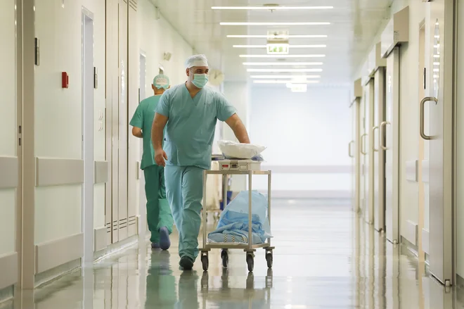 Zdravnik bo lahko že po opravljenem strokovnem izpitu dobil posebno licenco. Foto Leon Vidic
