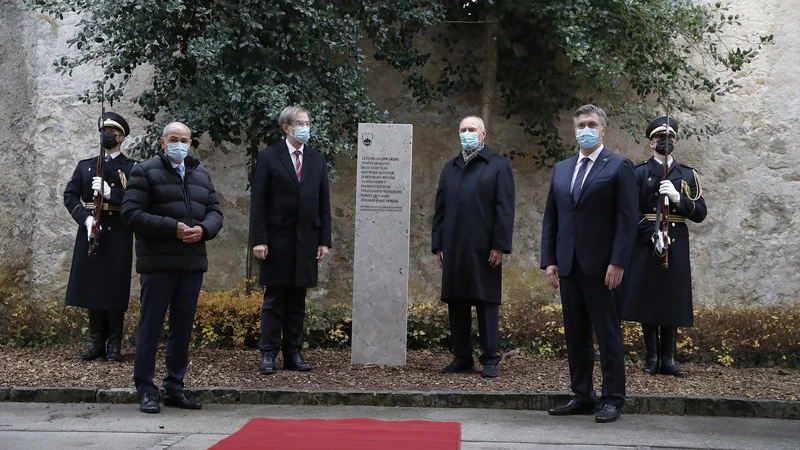 Fotografija: Premiera Janez Janša in njegov kolega Andrej Plenković sta odkrila spominsko ploščo, ki bo ohranjalo spomin na dvostranska srečanja in sodelovanje. FOTO: Leon Vidic/Delo