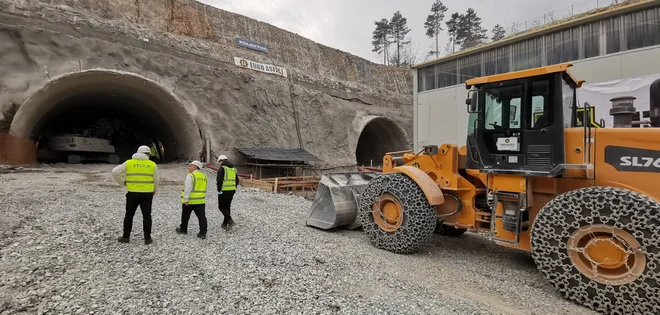 Najdaljši predor T1 koplje Kolektor CPG s podizvajalci Eurosfalt. Izkopljejo tudi po devet metrov na dan. Foto Boris Šuligoj
