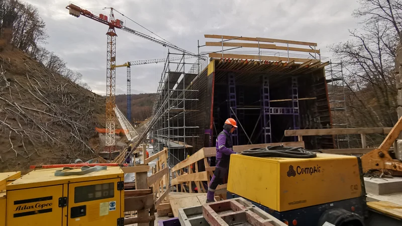 Fotografija: Viadukt Glinščica bo čez en mesec toliko zgrajen, da bo omogočil vrtanje predorov.