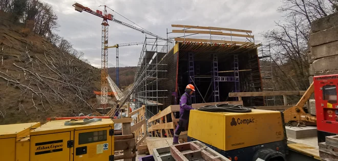 Viadukt Glinščica bo čez en mesec toliko zgrajen, da bo omogočil vrtanje predorov.