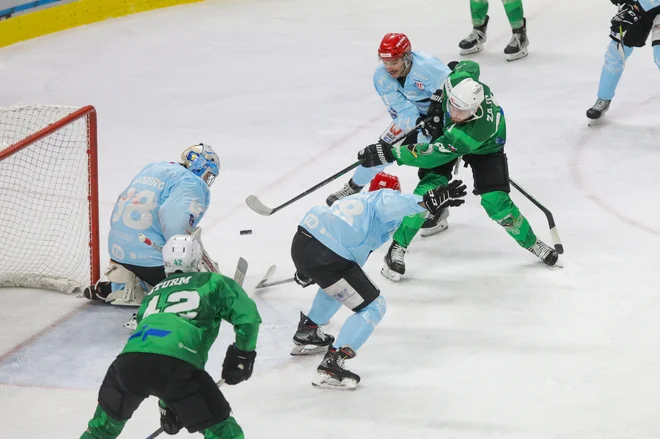 Zadnji derbi med Olimpijo in Jesenicami je zaznamovalo tudi dogajanje ob ledu. FOTO: Voranc Vogel/Delo
