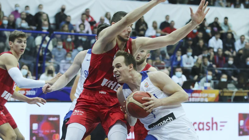 Fotografija: Klemen Prepelič je imel tokrat težave s hrvaško obrambo. FOTO: Jože Suhadolnik/Delo