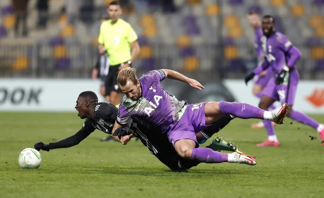 Prvi zvezdnik Tottenhama Harry Kane si bo zapomnil gostovanje v Mariboru in tudi dvoboj s slovenskim prvakom Muro. FOTO: Matej Družnik/Delo
