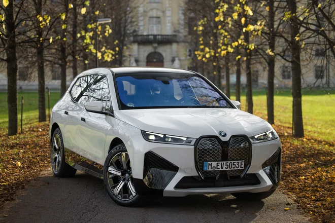 BMW je na cesto postavil svojega največjega električnega športnega terenca, ki z masko z orjaškima ledvičkama morda deluje kar preveč agresivno.
FOTO: Žiga Intihar
