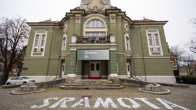 Fotografija: Povedni napis pred osrednjim slovenskim gledališčem bi se lahko nanašal tudi na stanje, v katerem je SNG Drama. FOTO: Črt Piksi/Delo
