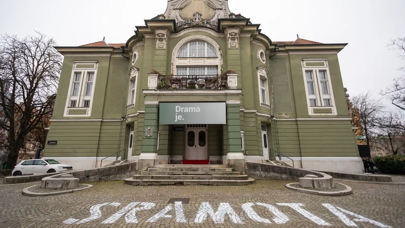 Fotografija: Povedni napis pred osrednjim slovenskim gledališčem bi se lahko nanašal tudi na stanje, v katerem je SNG Drama. FOTO: Črt Piksi/Delo
